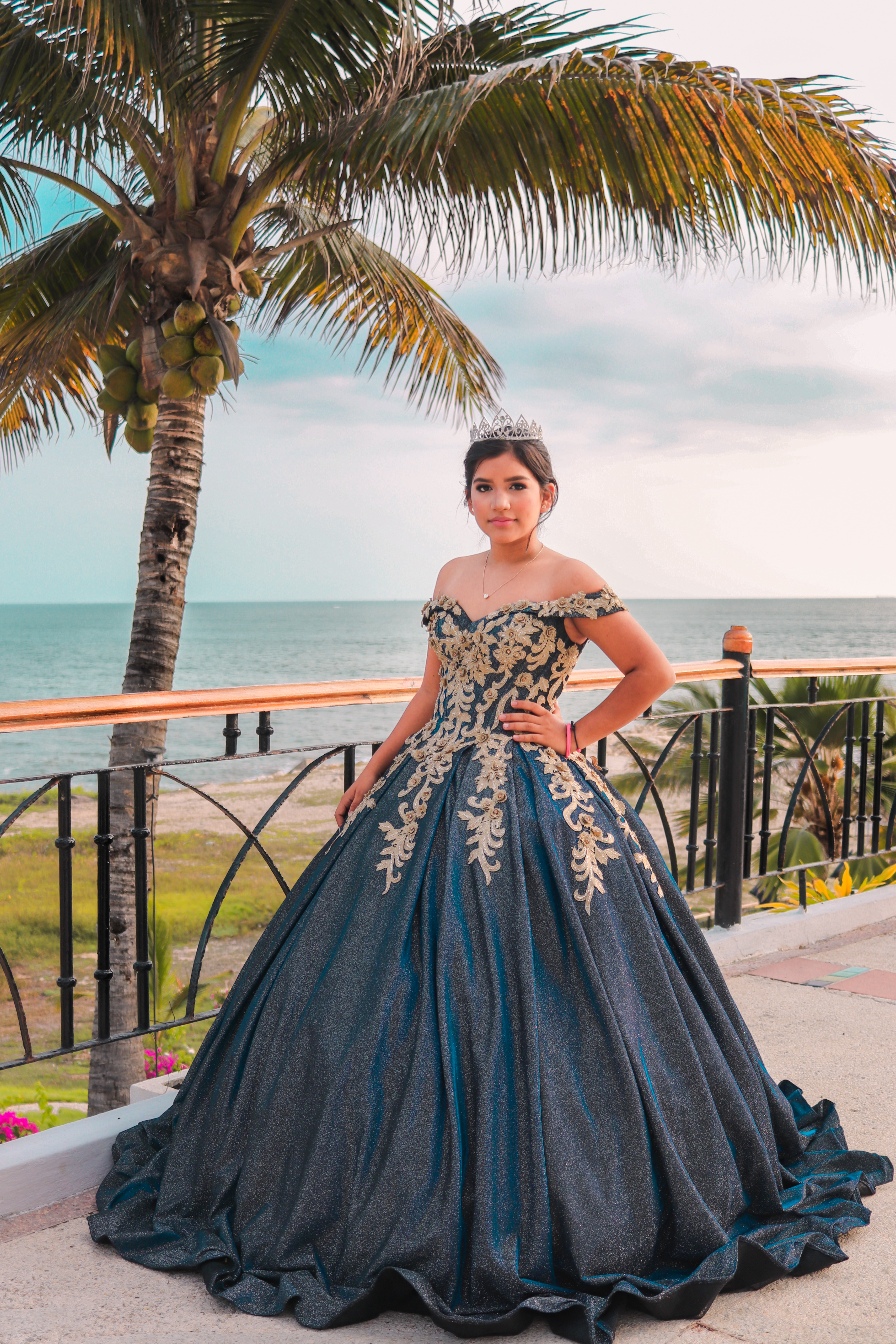 Retrato de quinceañera frente al mar en Playas