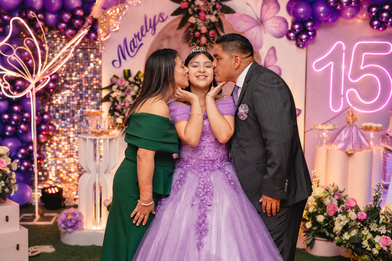 Familia durante la celebración de XV años