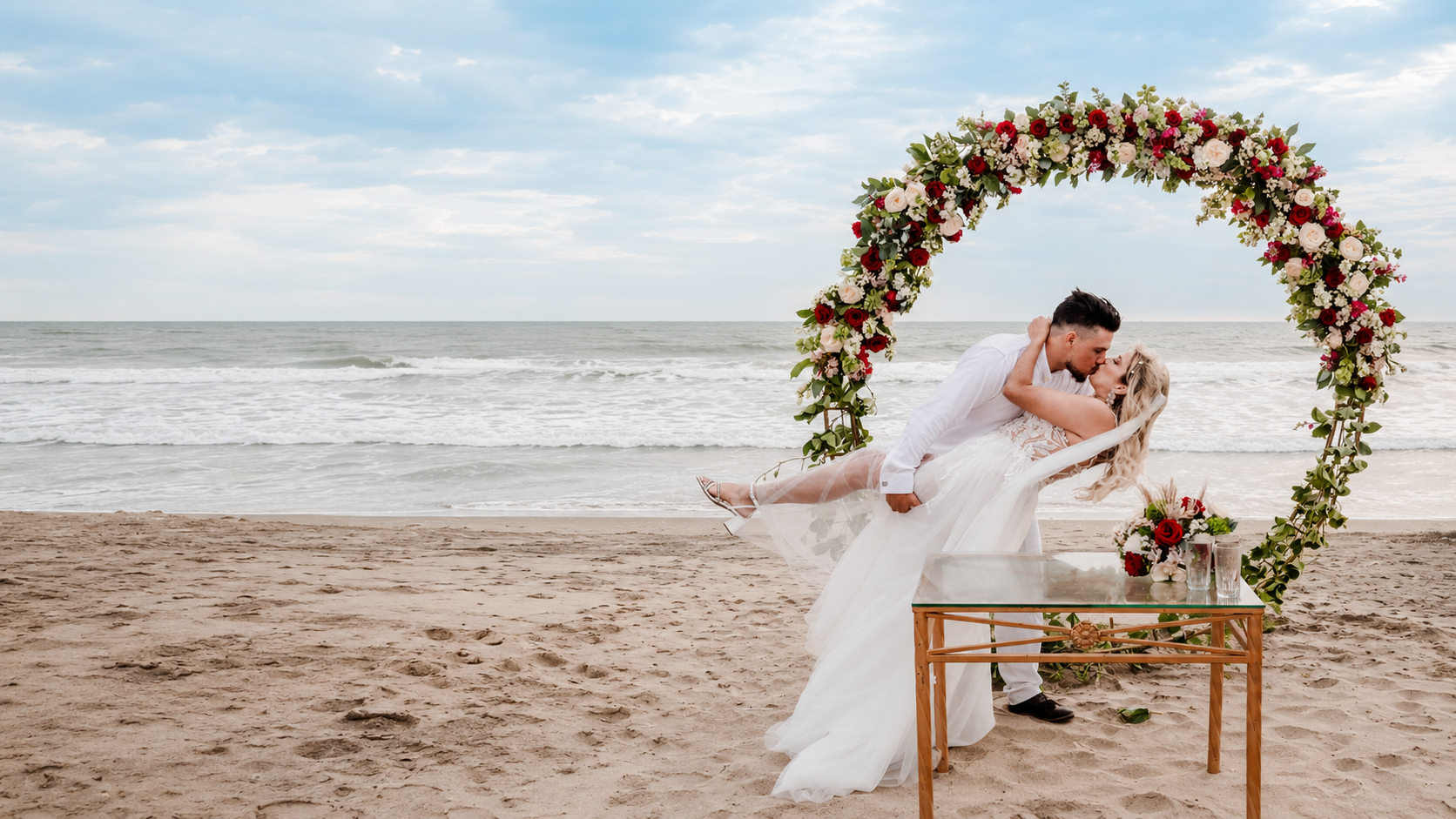 Fotografía de boda frente al mar en Playas, Ecuador
