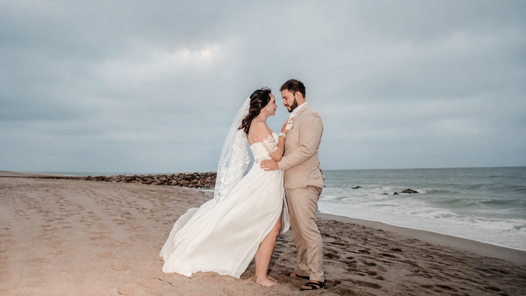 Pareja disfrutando de su boda frente al mar en Playas, Ecuador