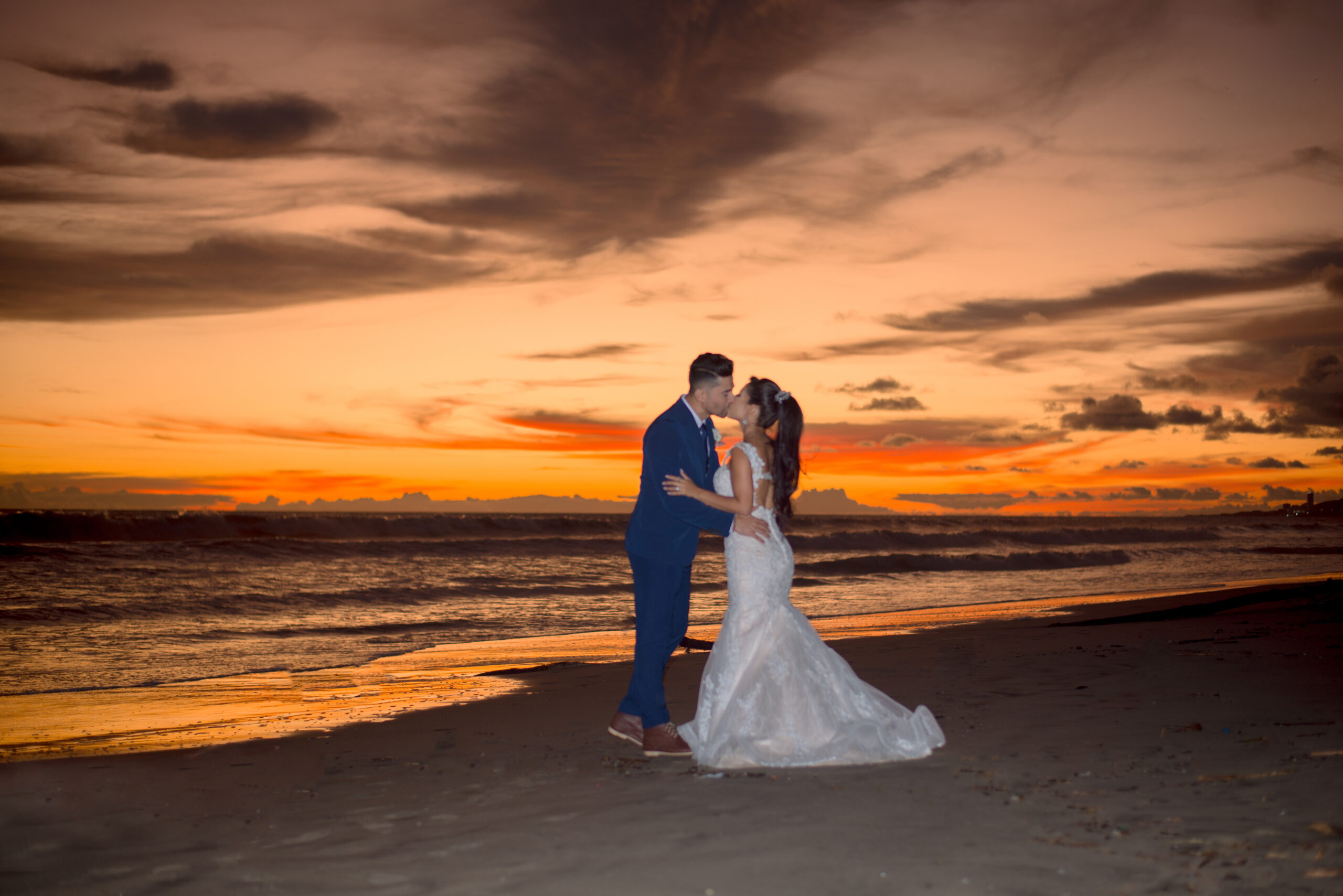Fotografía de novios en su boda de destino celebrada en Cabañas Las Marías, Playas Villamil Ecuador. Recuerdos visuales por Ola Digital Playas.