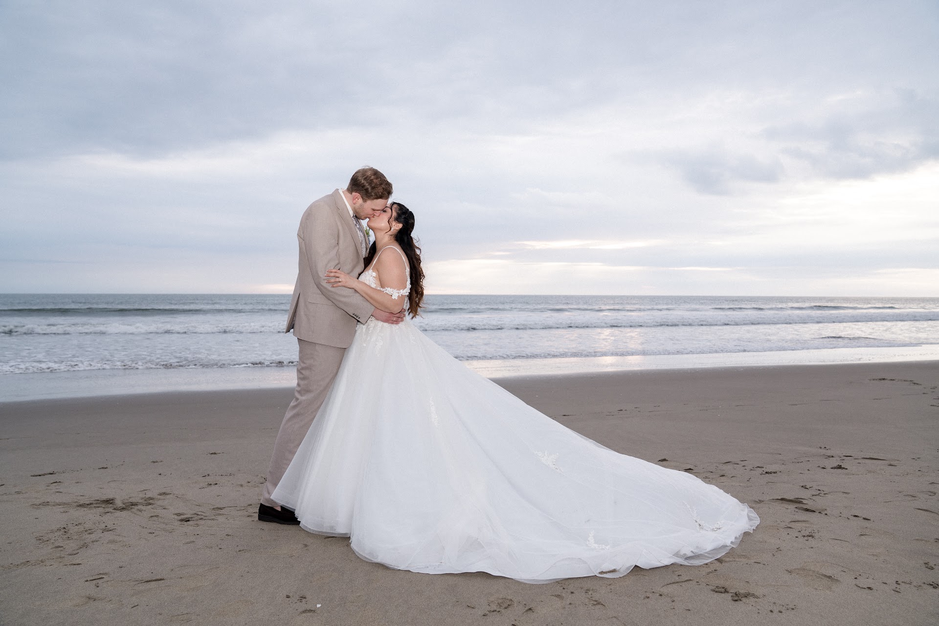 Pareja de novios internacionales durante la celebración de su boda en Chalet Suizo, Playas Ecuador. Fotografía de bodas por Ola Digital Playas.