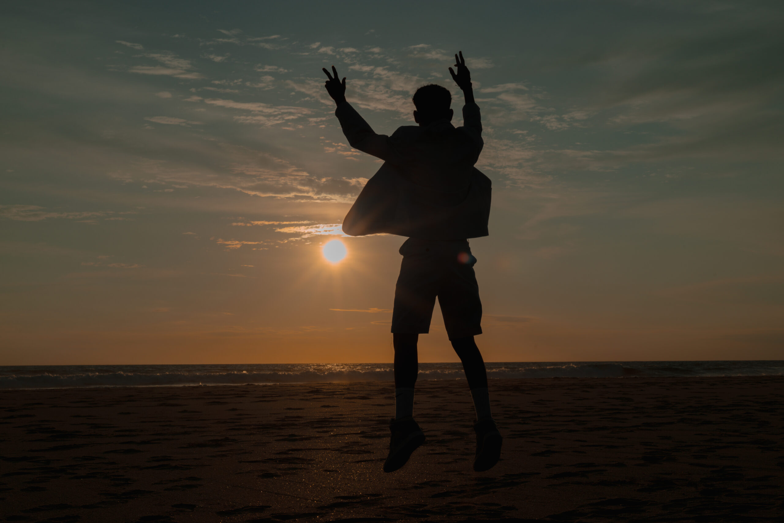 Sesión fotográfica para quinceañero varón celebrando su fiesta en la locación boutique Argan Beach, Playas Ecuador. Cobertura por Ola Digital Playas.
