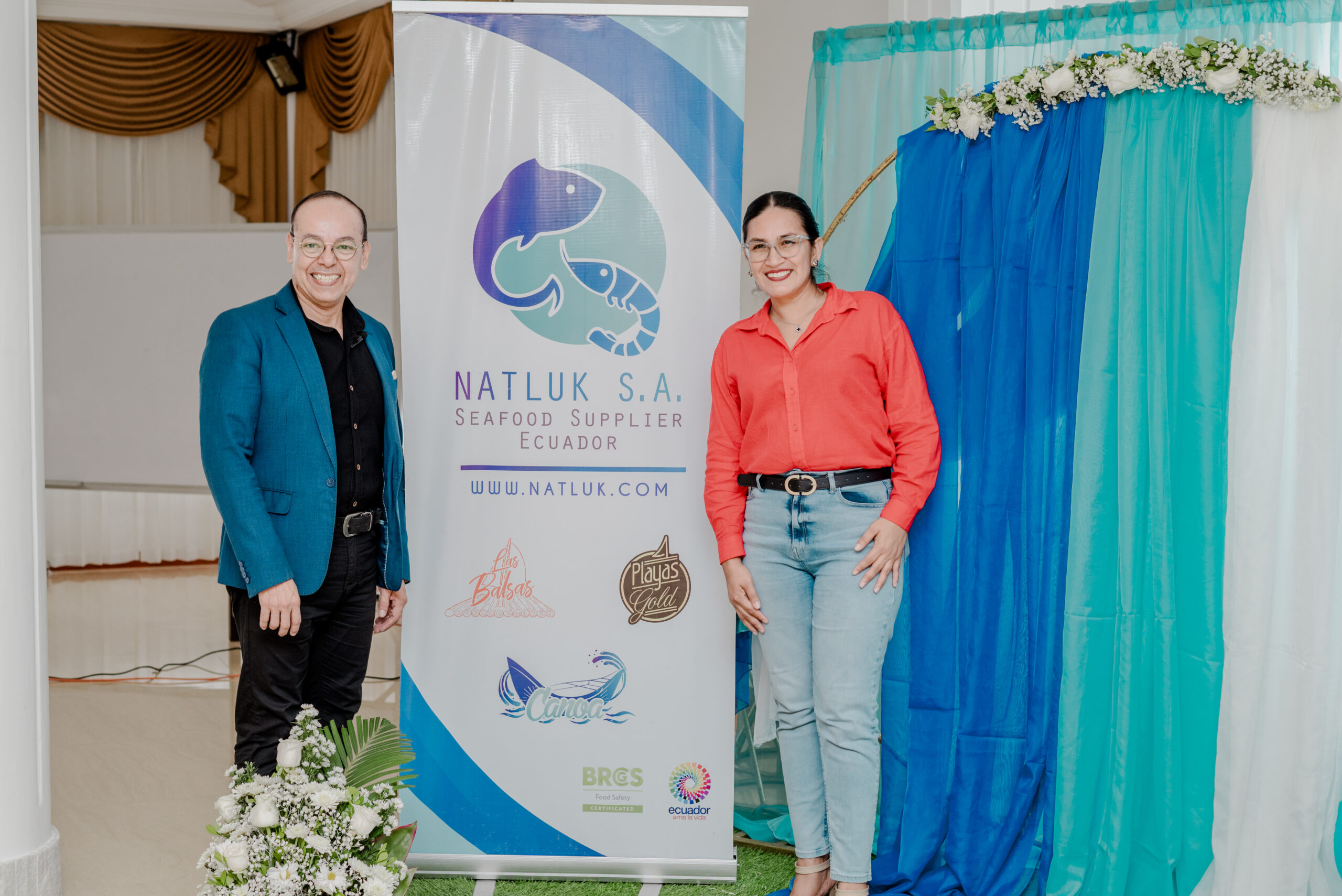 Equipo de Ola Digital Playas realizando producción audiovisual estratégica para eventos corporativos y marcas de impacto en Playas Villamil.